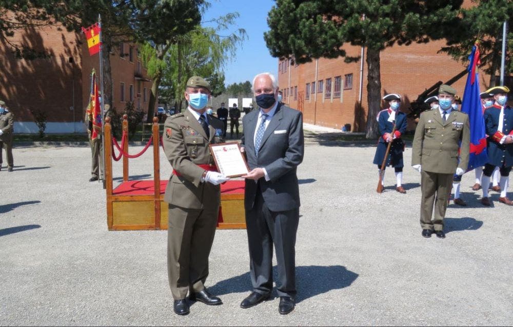 el ejercito de tierra entrega al presidente del tsjcyl la credencial de embajador de la marca ejercito